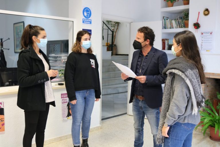 Cartaya pone en marcha un servicio de gestión de colas que elimina aglomeraciones en los Servicios Sociales