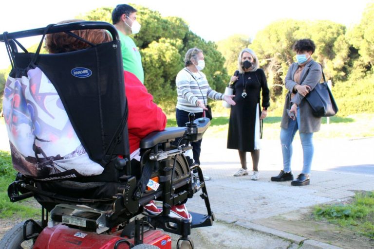 La alcaldesa repasa a ‘pie de calle’ las barreras a las que se enfrentan las personas con discapacidad en El Rompido