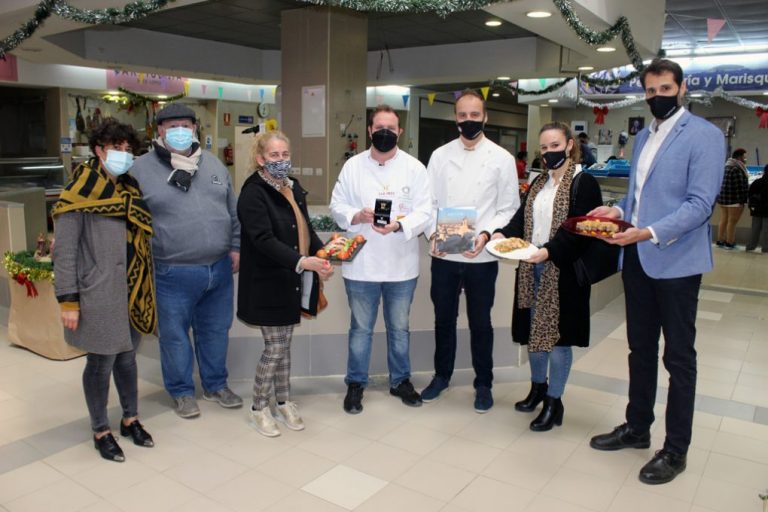 Cartaya dinamiza su mercado de abastos con un show Cooking del chef Ángel Rivas