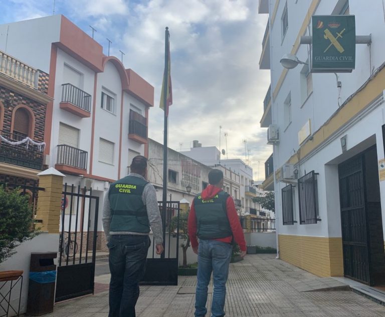 Isla Cristina: detienen a un varón por arrastrar con un coche a una persona para robarle el móvil