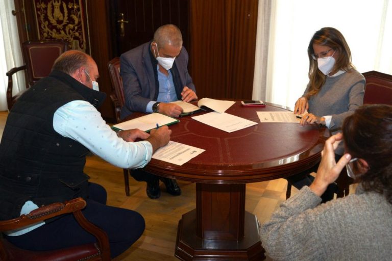 Ayamonte se compromete a apoyar a colectivos animalistas locales