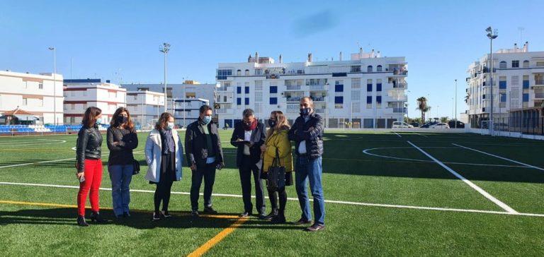 Isla Cristina recepciona las obras del campo de césped artificial de Punta del Caimán