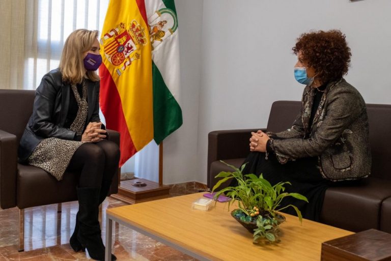 La nueva presidenta de la Diputación se reune con la subdelegada del Gobierno y con el alcalde de Huelva