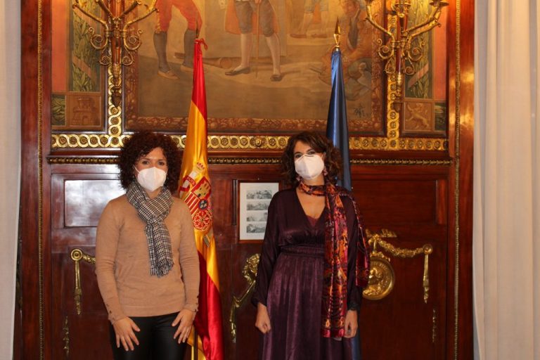 La presidenta de la Diputación de Huelva y la ministra de Hacienda buscan fórmulas para ayuntamientos con dificultades financieras