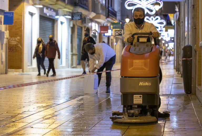 Huelva aplica un tratamiento antideslizante en algunas calles del centro para minimizar resbalones