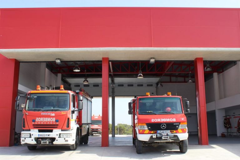 Un incendio sin heridos afecta a una nave industrial en Nerva