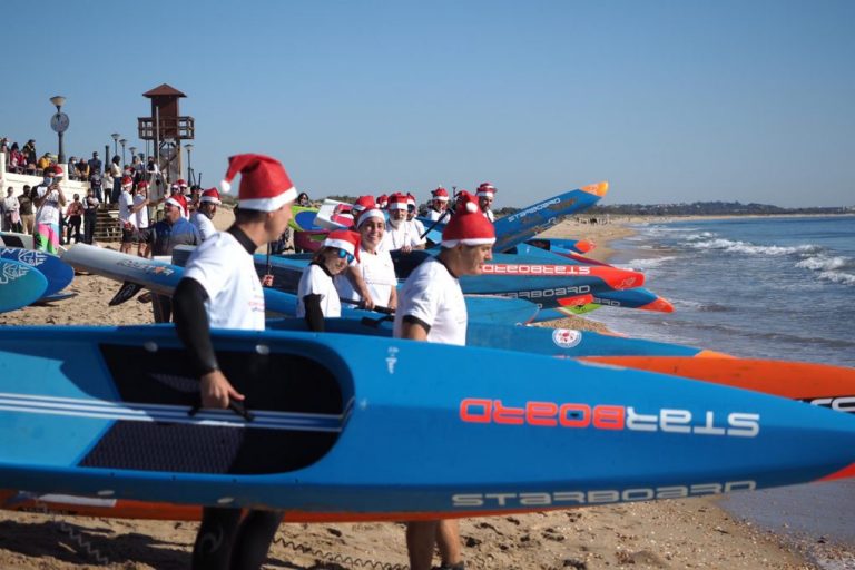 El paddle surf se alía con el comedor social de Isla Cristina en una carrera solidaria multitudinaria