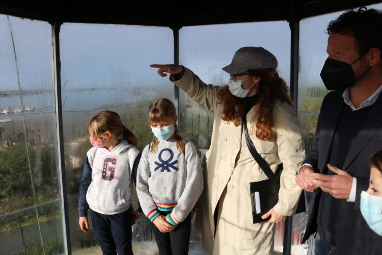 Arranca la ‘Escuela de embajadores’ de Cartaya con escolares conociendo los faros de El Rompido