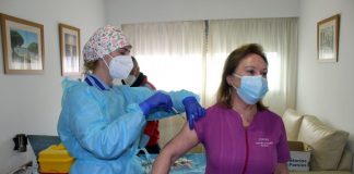 Usuarios y empleados del Centro de Mayores de Cartaya reciben la segunda dosis de la vacuna