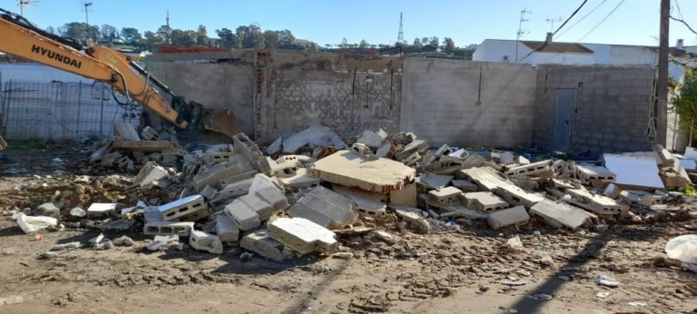 El Ayuntamiento de Huelva derriba una construcción ilegal en Marismas del Odiel