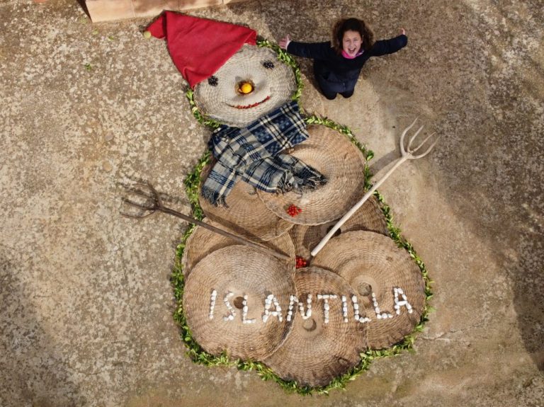 Ya se conocen los ganadores del Concurso de Muñecos de Nieve Tumbados al Sol de Islantilla