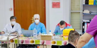 Residentes y personal de la residencia de Ayamonte reciben la segunda dosis de la vacuna contra el covid