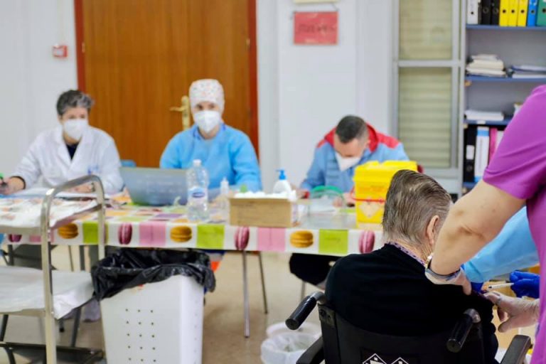 Residentes y personal de la residencia de Ayamonte reciben la segunda dosis de la vacuna contra el covid