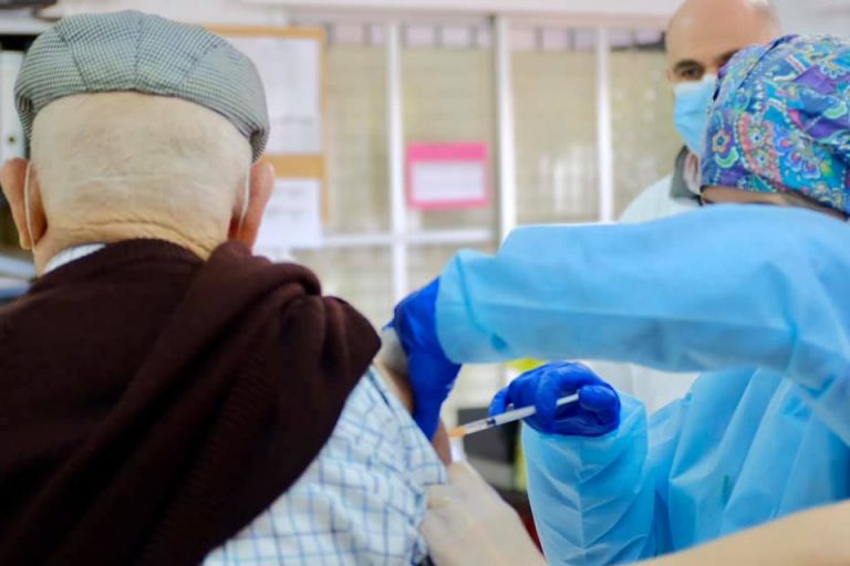 Se inicia en Huelva la vacunación contra el Covid-19 de personas mayores de 80 años