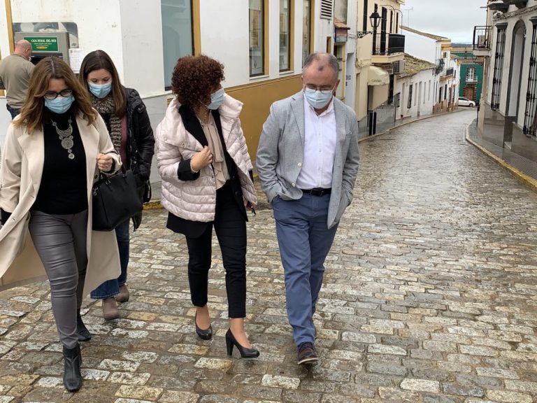 La presidenta de la Diputación visita las obras de reforma que se han llevado a cabo en el Casino de Beas