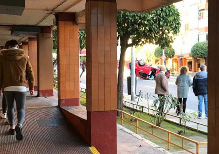 Un aparatoso accidente en Huelva se salda con al menos un herido leve y un coche bocabajo en plena vía
