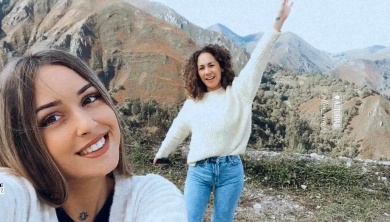 Dos jóvenes emprendedoras de Lepe ponen su creatividad al servicio de la artesanía del pendiente