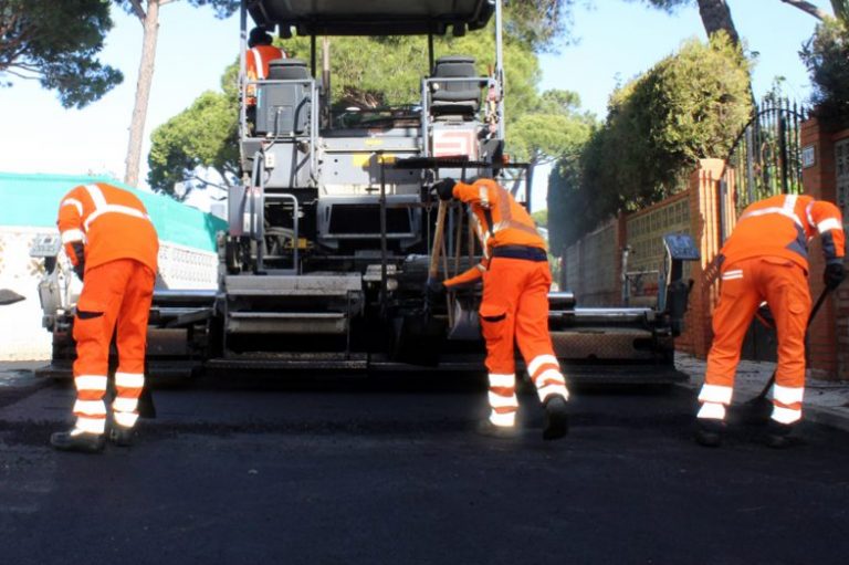 El plan de asfaltado prosigue en Cartaya con una actuación integral en la calle Betis y sus ramales