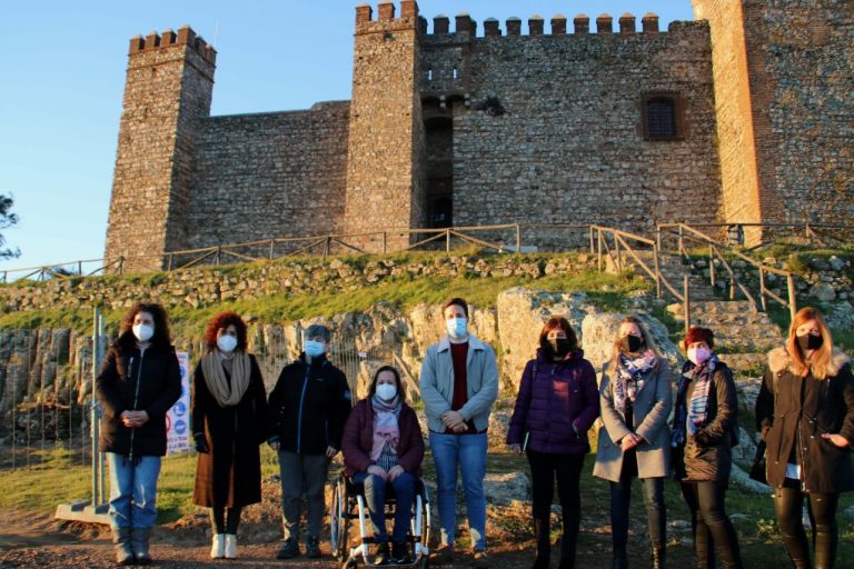La presidenta de la Diputación de Huelva visita las obras que se están ejecutando en el Castillo de Cortegana