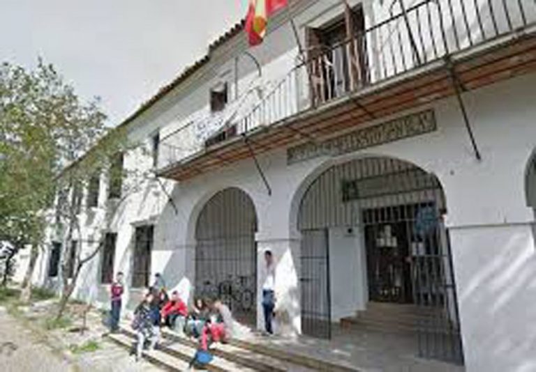 Trasladan al hospital a una alumna tras ser agredida por otra en un instituto de Aracena