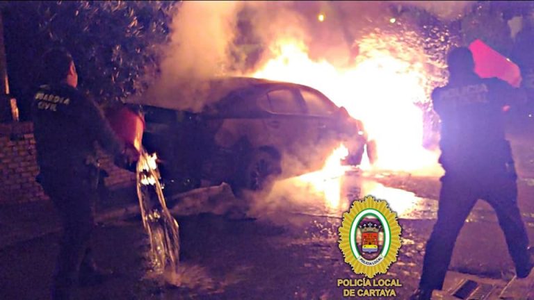 Un incendio calcina dos vehículos en la Plaza Murillo de Cartaya
