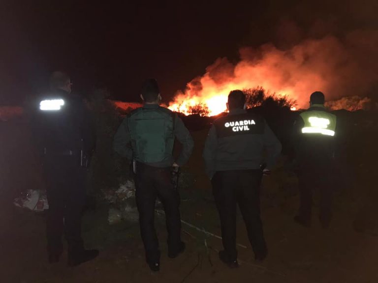 Lepe: bomberos del Consorcio sofocan un incendio en una escombrera de plásticos agrícolas