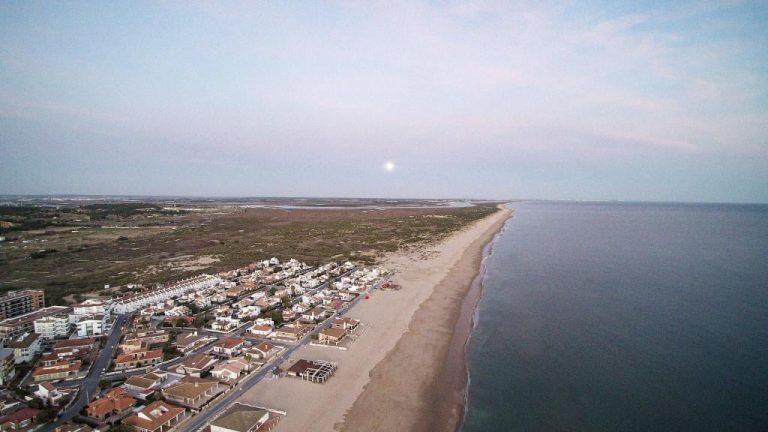 ‘Ecologistas en Acción’ otorga este año Banderas Negras a la Playa de La Antilla y a la Ría de Huelva