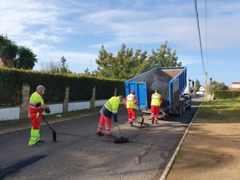 Ayamonte ejecuta labores de reparación del firme en Pozo del Camino y otros puntos