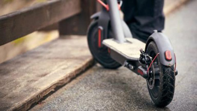 Punta Umbría vigilará el uso indebido de patinetes eléctricos por aceras o vías peatonales