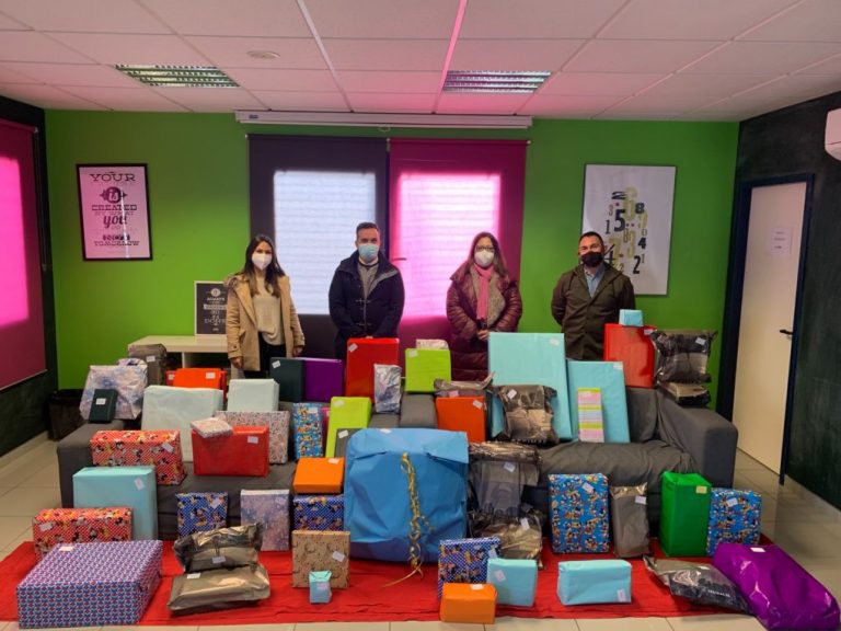 El Ayuntamiento de Punta entrega a los Magos regalos para 29 familias gracias al proyecto  ‘sonríe con un juguete’