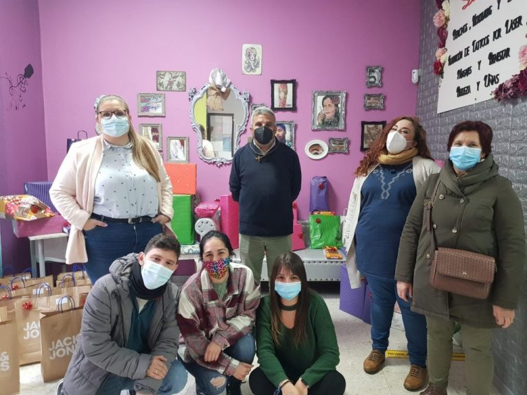 Tatuadores onubenses recaudan más de 1.000 euros para comprar juguetes a menores en riesgo de exclusión