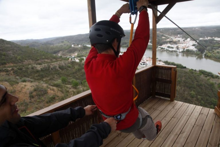Empresas onubenses de turismo activo se sienten agraviadas por el trato de la Junta a las de actividades en nieve