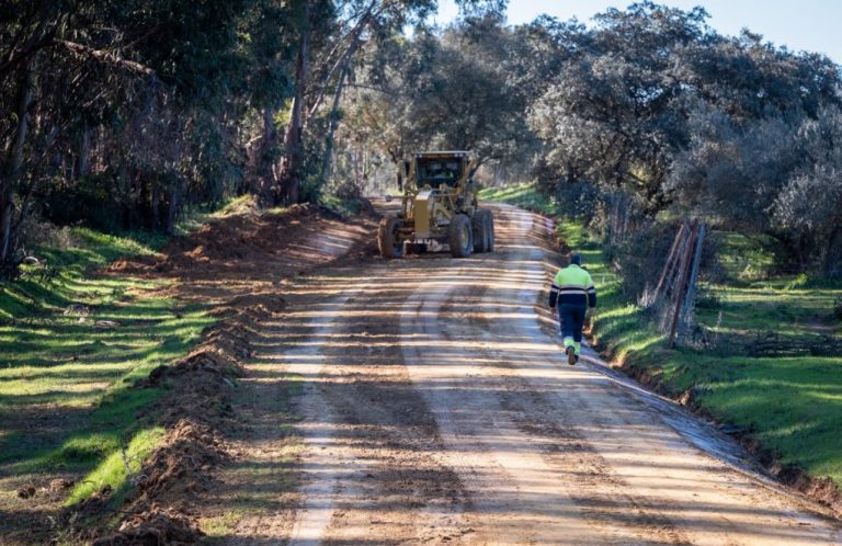 Diputación de Huelva invierte 470.000 euros en obras de mejora de varios caminos provinciales en el Condado