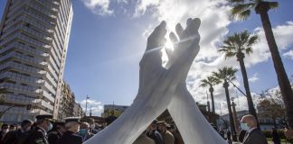 Huelva inaugura una escultura en homenaje a los sanitarios y sectores esenciales durante la pandemia