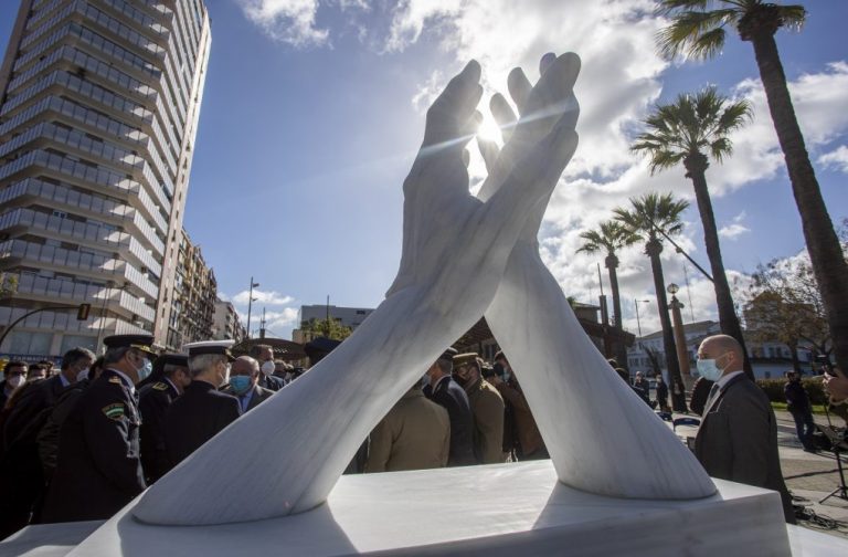 Huelva inaugura una escultura en homenaje a los sanitarios y sectores esenciales durante la pandemia
