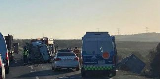 Un choque entre una furgoneta y un camión inhabilita temporalmente un carril en la A-49