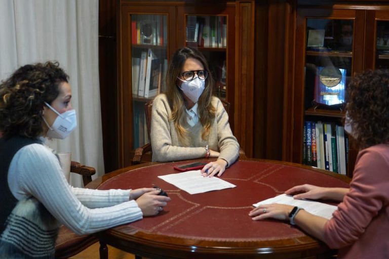 Ayamonte aporta 10.000 euros a Aspreato para atender a 500 niños de 300 familias vulnerables
