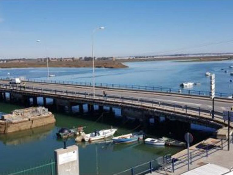 La Junta invertirá dos millones de euros en el arreglo integral del puente de acceso a Isla Cristina