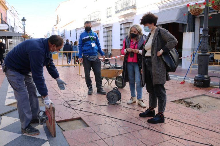 Cartaya repara y repone la solería de la Plaza Larga
