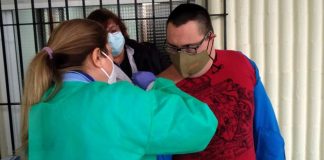 Usuarios y profesionales del COI y de AFALE, en Lepe, se vacunan contra la Covid-19