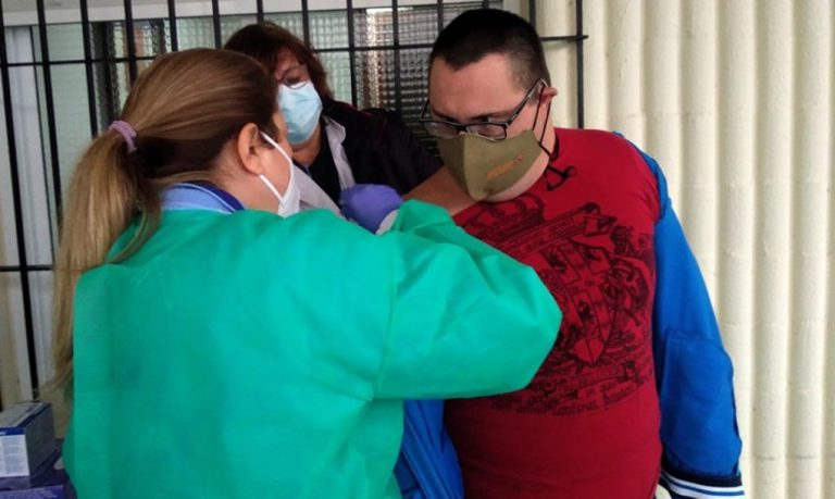 Usuarios y profesionales del COI y de AFALE, en Lepe, se vacunan contra la Covid-19