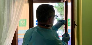 Arranca la vacunación para los docentes y el personal de los centros educativos de Huelva