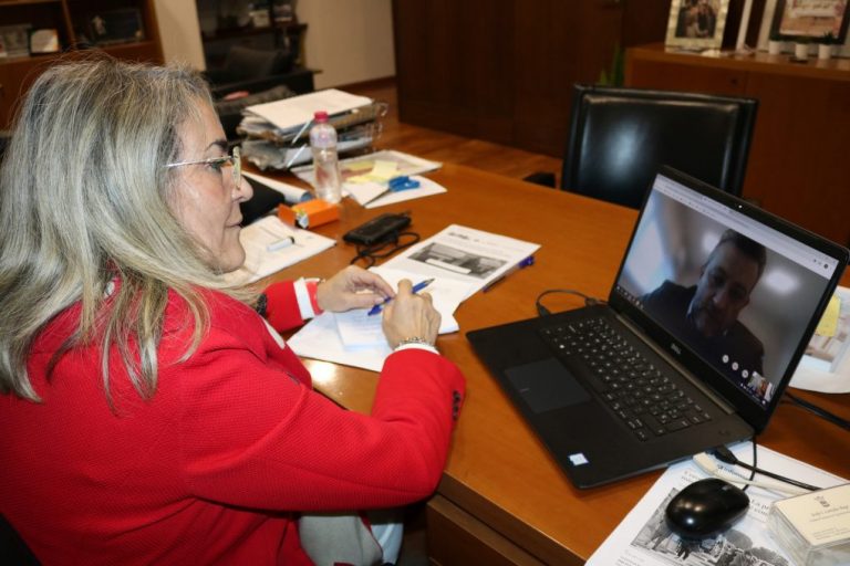 La alcaldesa de Cartaya y el director general de Parques Reunidos abordan la apertura este verano de Aquópolis
