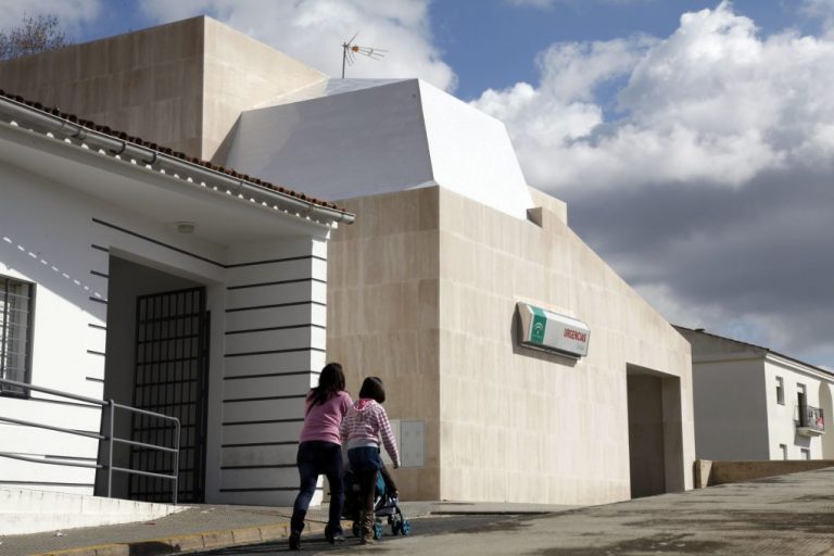 La «falta» de profesionales sanitarios «pone en peligro» la atención médica en las playas de Huelva este verano