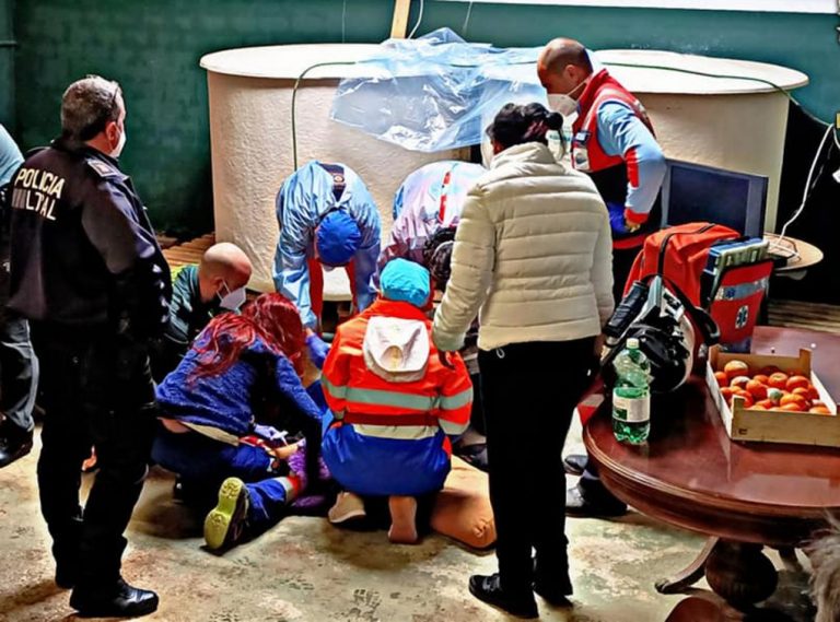 Herido el trabajador de una empresa agrícola de Cartaya al hundirse el techo sobre el que caminaba