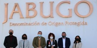 Para la presidenta de la Diputación de Huelva la D.O.P. Jabugo es un «ejemplo de desarrollo sostenible»