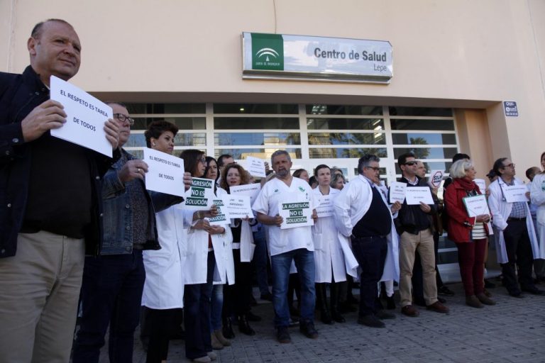 Inician una campaña para animar a los sanitarios a denunciar las agresiones verbales