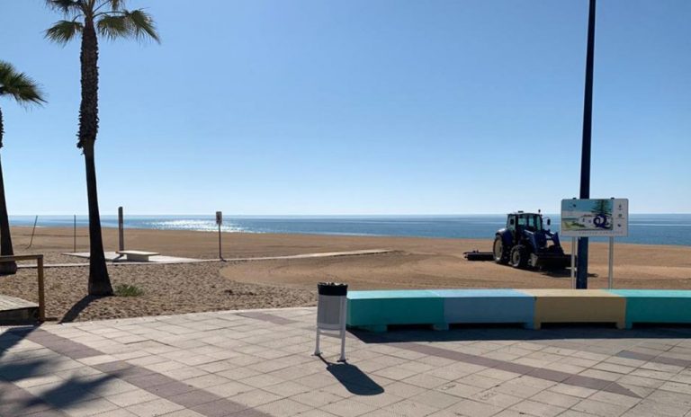 La Antilla prepara sus playas para una Semana Santa con sabor provincial