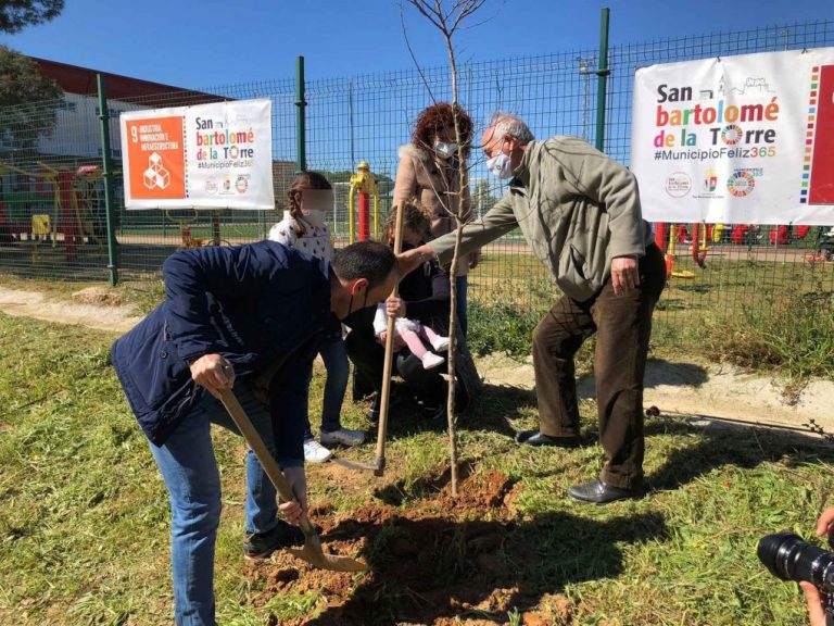 San Bartolomé de la Torre planta un árbol por cada bebé nacido en 2020