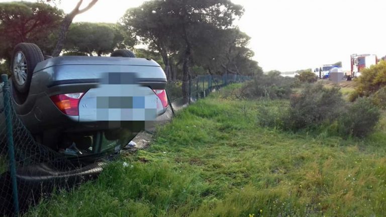 Dos heridos tras la salida de vía y posterior vuelco de un vehículo en Punta Umbría